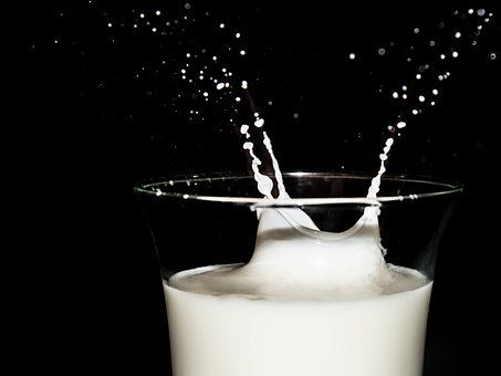 milk 1760353  340 - Dlaczego mleko bez laktozy jest słodsze od tradycyjnego?